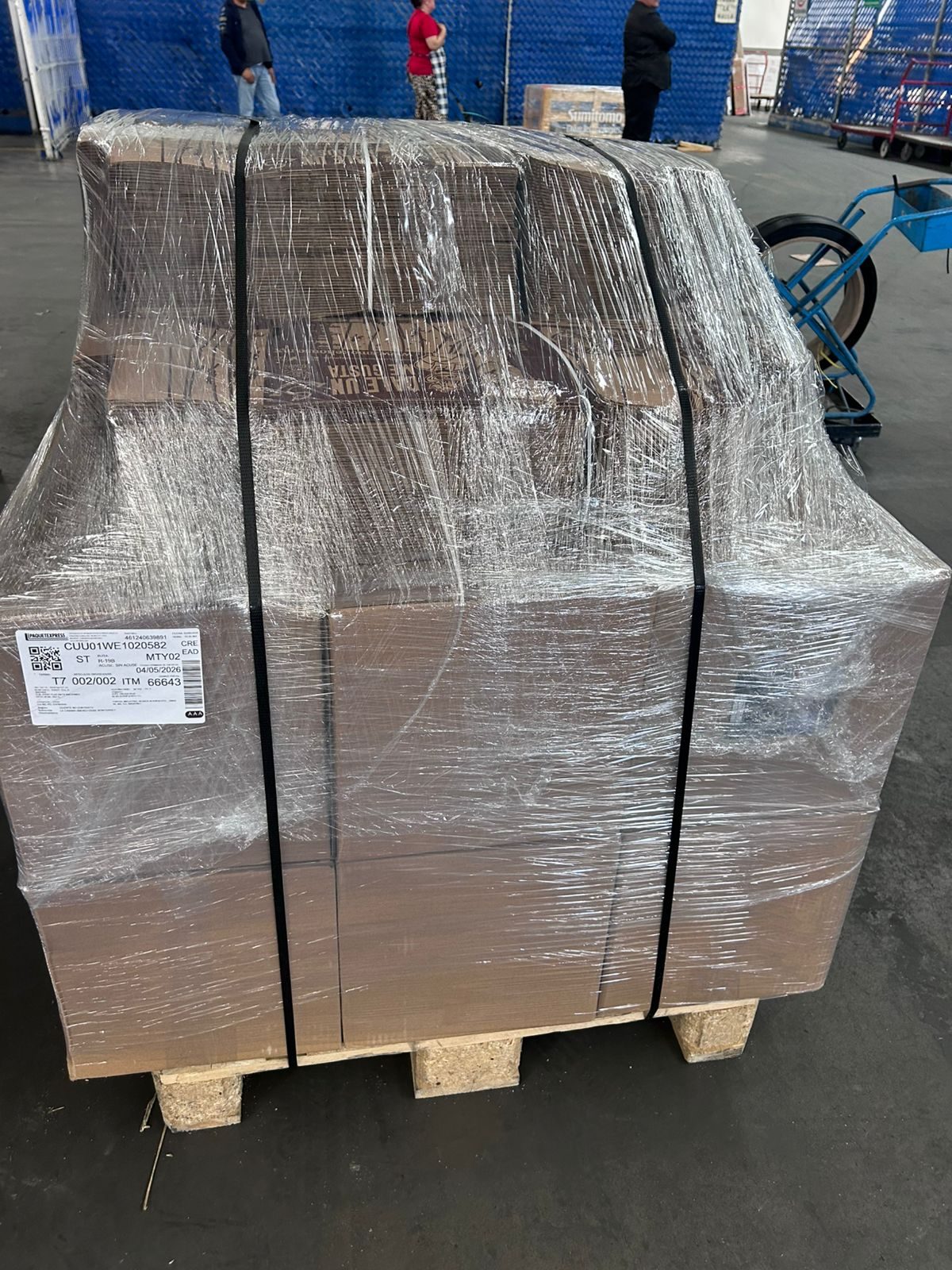 Pallet consolidado listo para envío con etiqueta Paquetexpress
